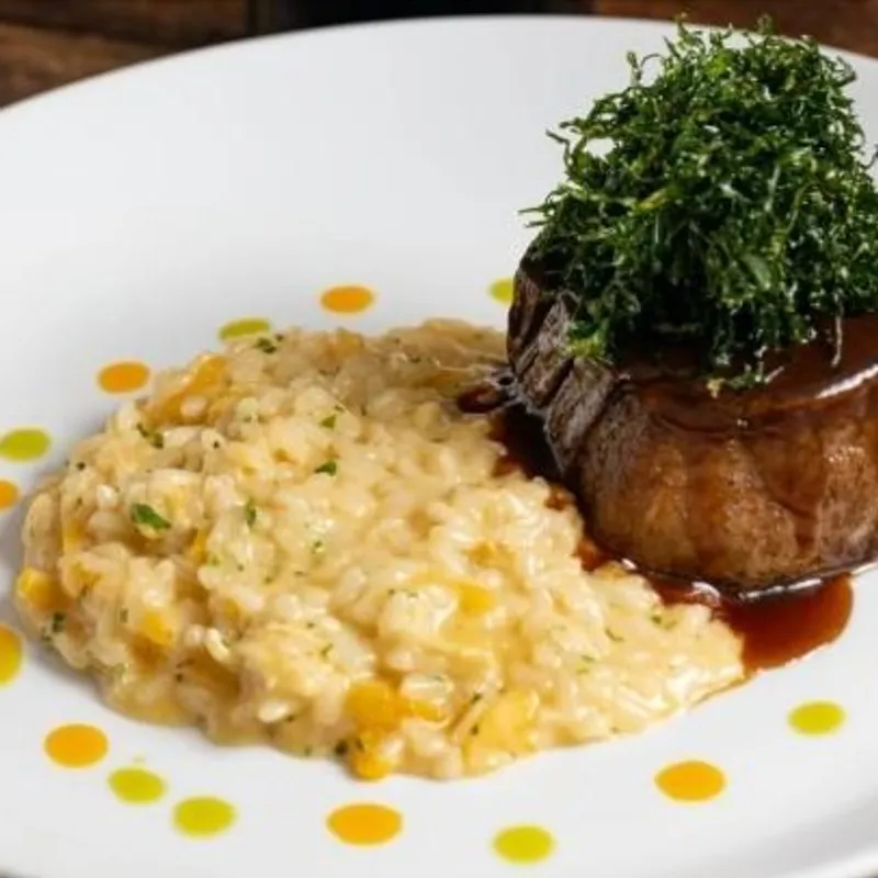 Medalhão ao Molho de Vinho com Risoto Cremoso